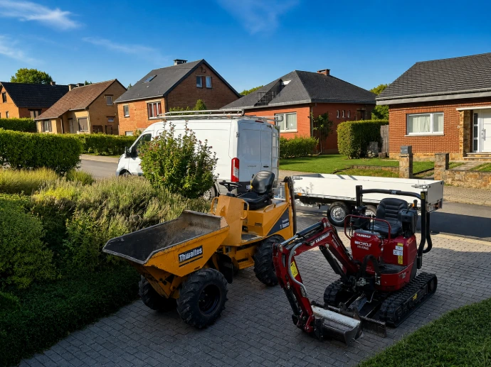 Mini-pelle et matériel professionnel adaptés au terrain du chantier