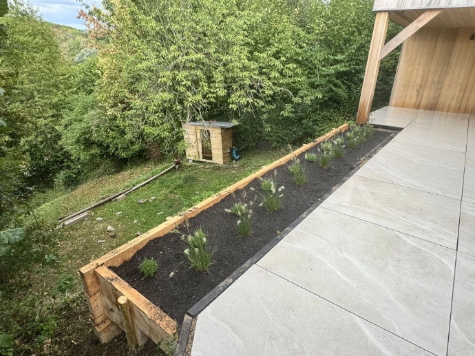 Bac de plantations intégré en bordure de terrasse