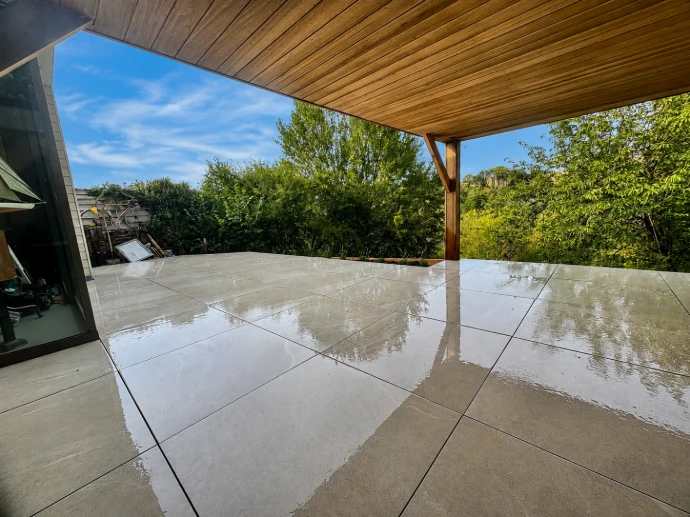 Terrasse contemporaine en dalles grand format après travaux